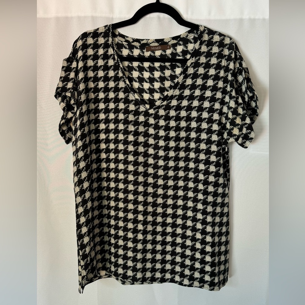 Luxury Brazilian brand known for its high-quality clothing.